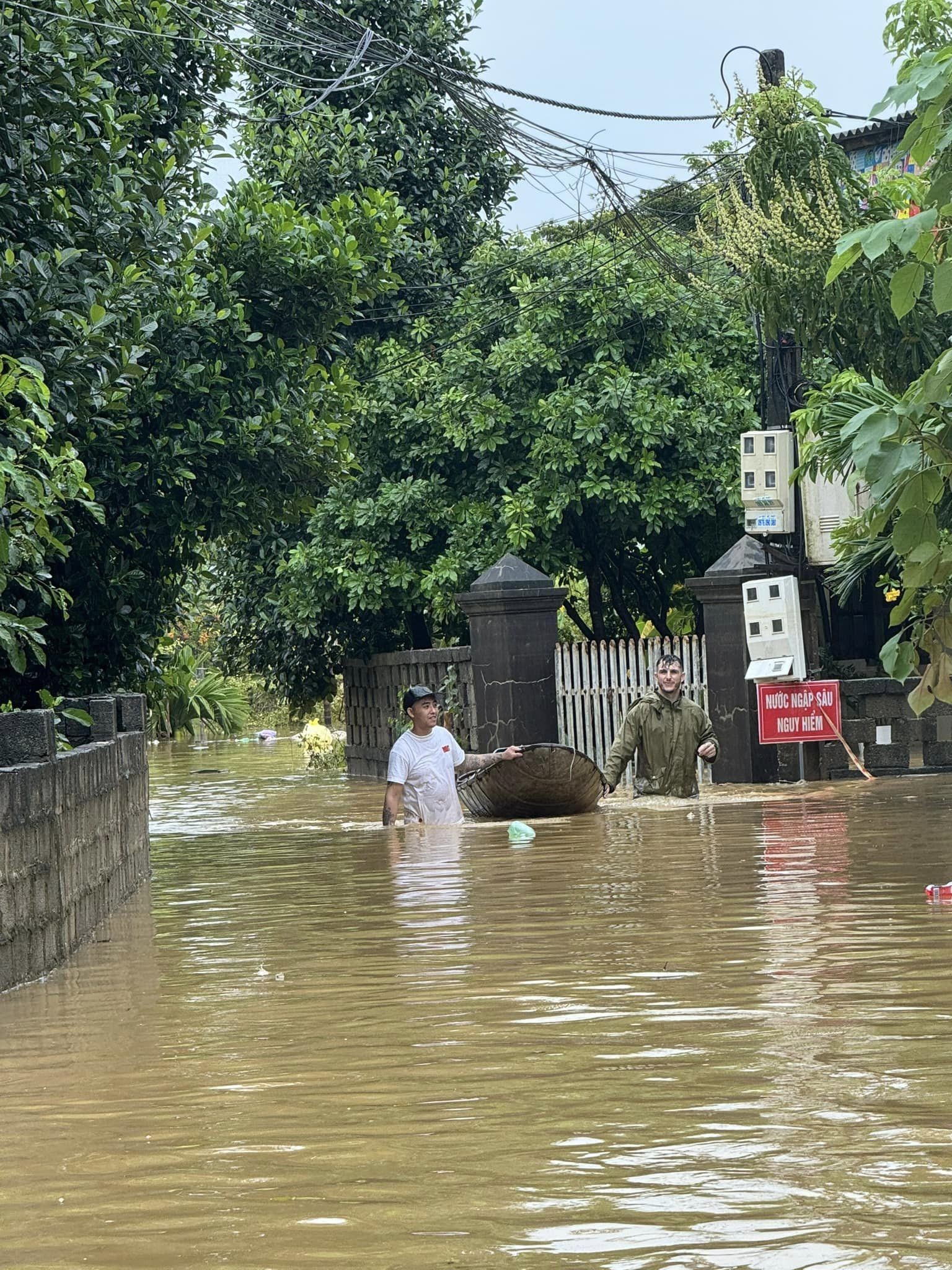 Trao đổi với báo chí, anh Nathan cho biết, thời điểm đó trời mưa không ngớt, nhiều nơi trong khu vực bị ngập sâu, có chỗ nước dâng ngang hông. Anh cùng các tình nguyện viên phải dùng thuyền vận chuyển đồ ăn, lội nước vào từng nhà để phát tận tay cho người dân. Thậm chí, tới đoạn hẻm nước ngập đến cổ, họ không thể di chuyển sâu hơn. Nathan tình nguyện bơi vào.