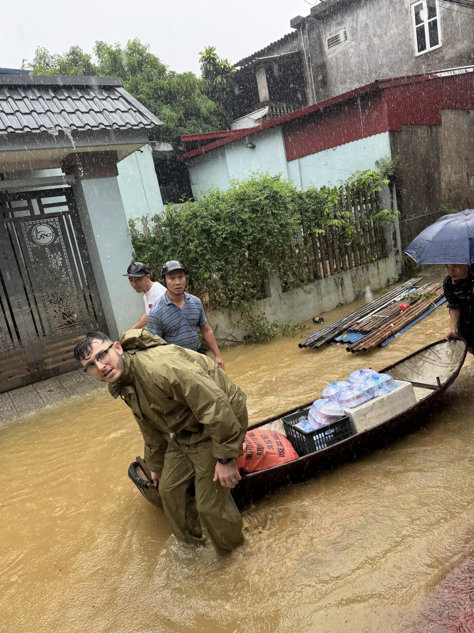 Sau một ngày bận rộn tham gia công tác cứu trợ, Nathan và vợ trở về Hà Nội. Trước khi rời đi, cặp đôi còn góp thêm tiền mua 5 tạ gạo, mì, xà phòng và một số mặt hàng cần thiết khác để gửi tới các gia đình đang bị cô lập bởi mưa lũ. (Ảnh: FB Hai em bé lai)