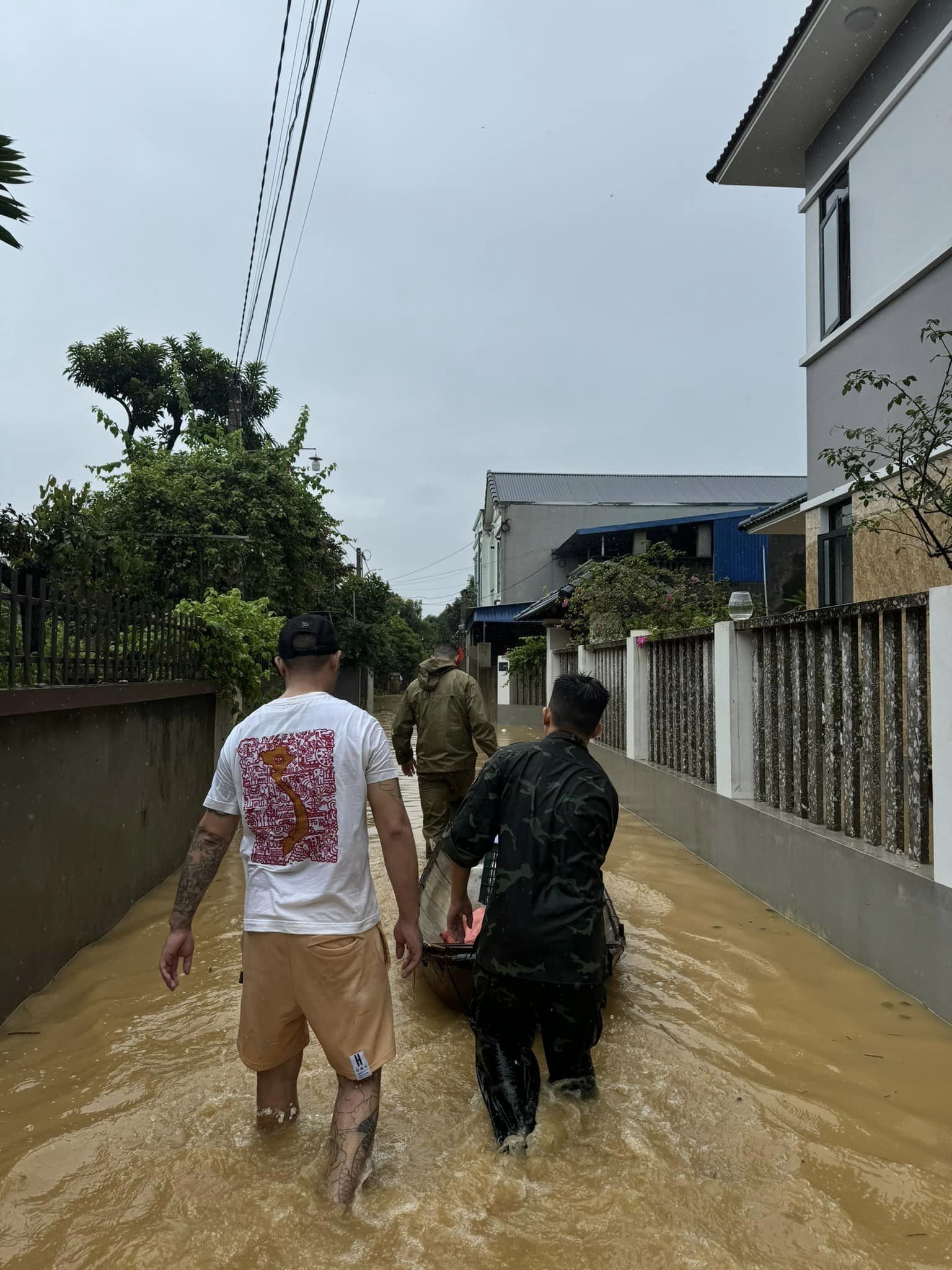 [Ảnh] Người nước ngoài dọn cây đổ, tiếp tế cho bà con vùng lũ