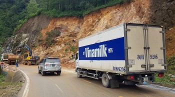 Vinamilk hỗ trợ 550.000 sản phẩm sữa, nước cho trẻ em, người dân vùng bão lũ