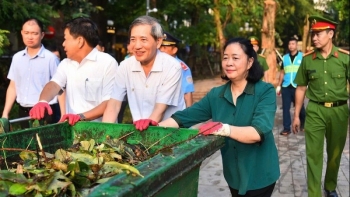 bi thu thanh uy ha noi cung nguoi dan tong ve sinh moi truong sau bao so 3