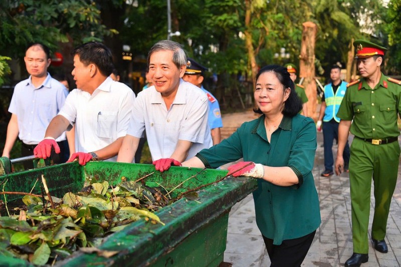 Bí thư Thành ủy Hà Nội Bùi Thị Minh Hoài cùng Nhân dân tham gia dọn vệ sinh môi trường (Ảnh: T.L).