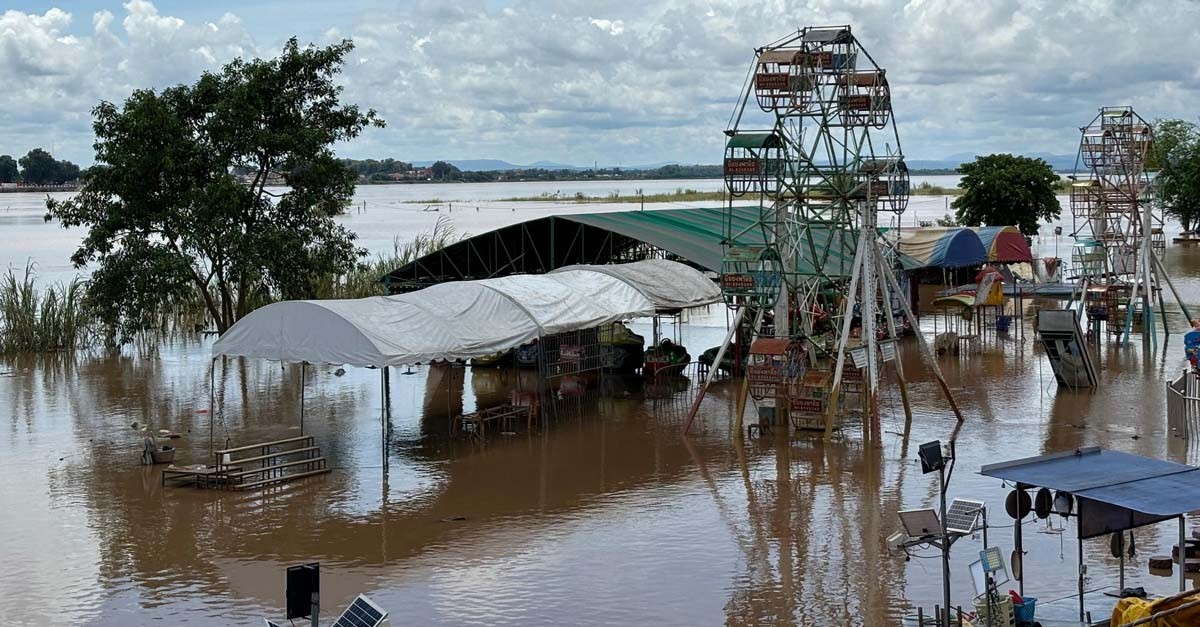 Mực nước tại khu vực Công viên Chao Anouvong thuộc Thủ đô Viêng Chăn tiếp tục dâng cao. 