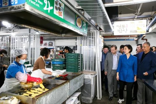 Hàng Việt tạo dấu ấn tại chợ truyền thống Kyungdong (Hàn Quốc)
