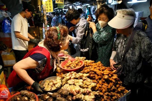 Chợ Kyungdong còn là nơi mà nhiều tiểu thương người Việt hoạt động, với các gian hàng trưng bày và kinh doanh hàng hóa từ Việt Nam, góp phần làm phong phú thêm văn hóa kinh doanh tại chợ truyền thống Hàn Quốc. (Ảnh: AJP)