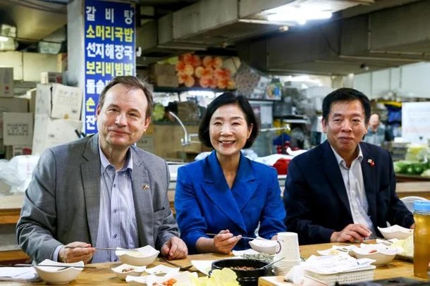 Bộ trưởng Oh còn đề cập đến sự kiện “Lễ hội Donghaeng tháng 9” – một lễ hội tiêu dùng quốc gia của Hàn Quốc. Năm nay, lễ hội lần đầu tiên mở rộng ra ngoài biên giới Hàn Quốc và đã được khai mạc tại Hà Nội vào cuối tháng 8. Đây là cơ hội để quảng bá các sản phẩm nổi bật của Hàn Quốc tại thị trường Việt Nam, đồng thời mở ra triển vọng cho nhiều sản phẩm Việt Nam được xuất khẩu trở lại thị trường Hàn Quốc.