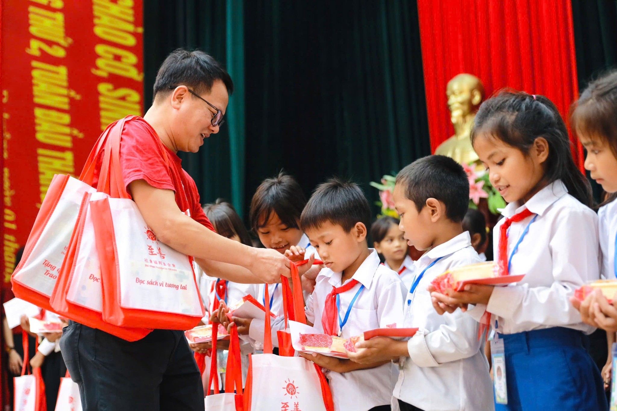 Các nhà tài trợ Đài Loan tặng quà Trung thu cho các em học sinh ở huyện Đakrông (tỉnh Quảng Trị). (Ảnh: Zhi-Shan Foundation Vietnam)