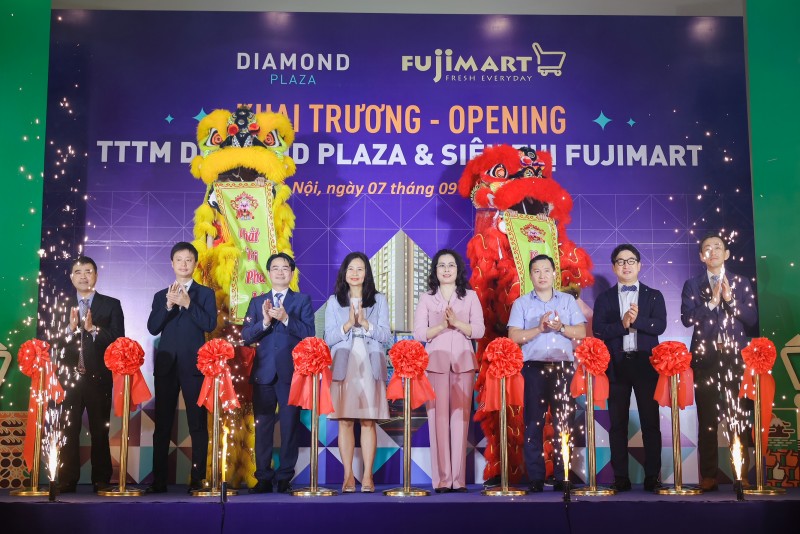 Các đại biểu cắt băng khai trương trung tâm thương mại cao cấp Diamond Plaza và siêu thị FujiMart