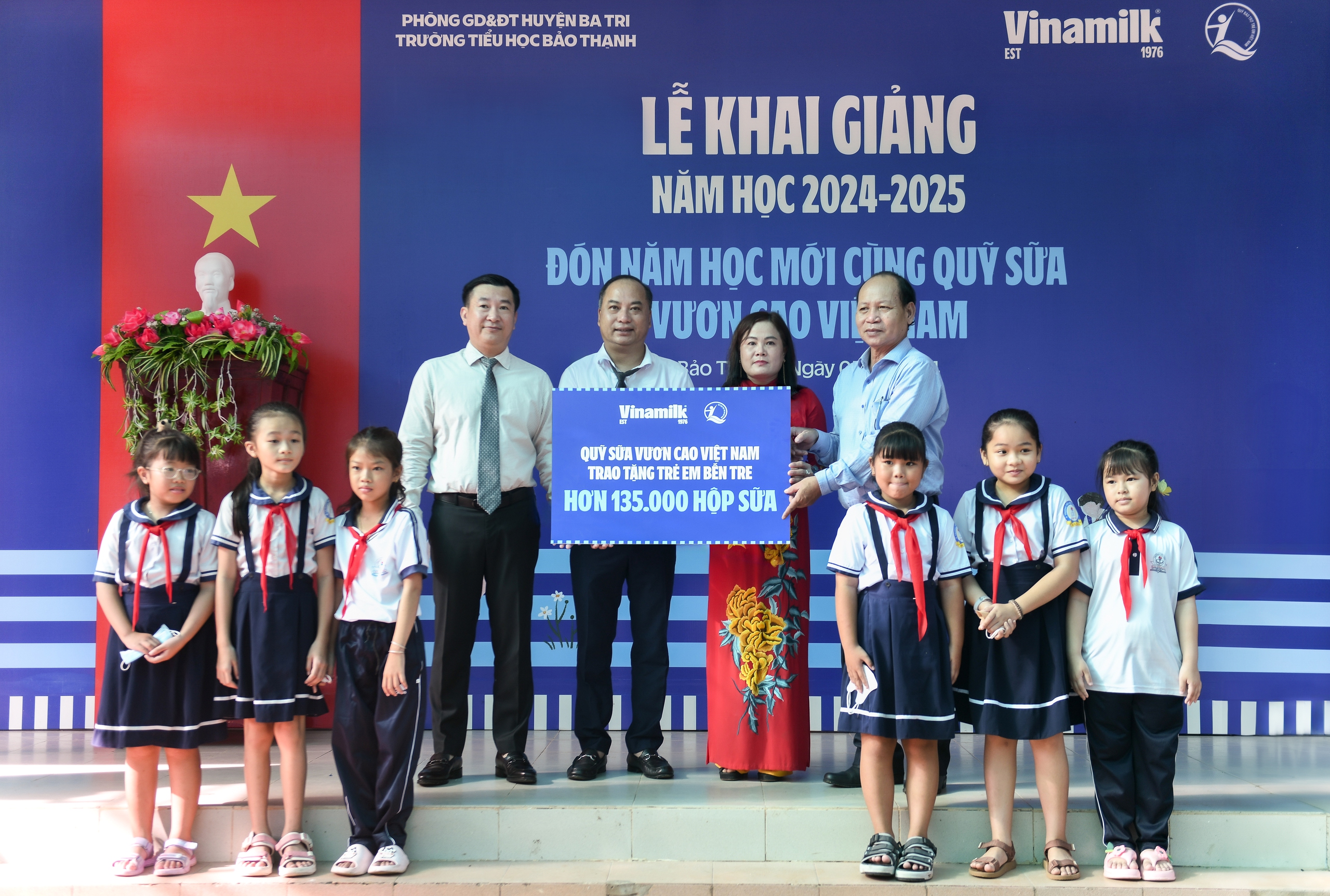 Ngày khai giảng đặc biệt hơn với sự đồng hành của Vinamilk và Quỹ sữa vươn cao Việt Nam