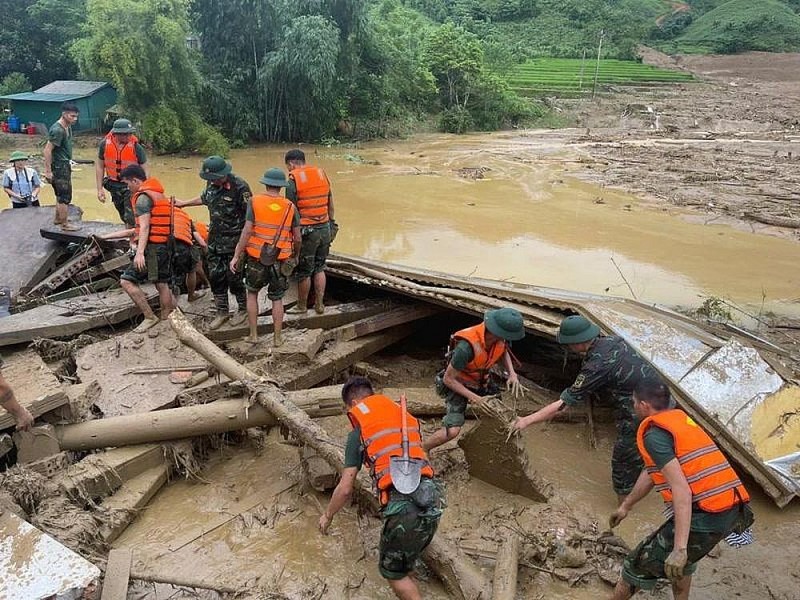 Lực lượng chức năng tổ chức tìm kiếm nạn nhân mất tích tại Trung tâm chỉ huy tiền phương thôn Làng Nủ. (Ảnh:KT)