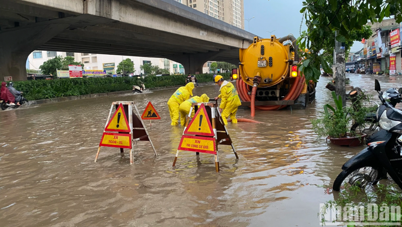 [Ảnh] Người Hà Nội dựng &quot;be bờ, tát nước&quot;, chạy máy bơm để chống ngập sau mưa lớn