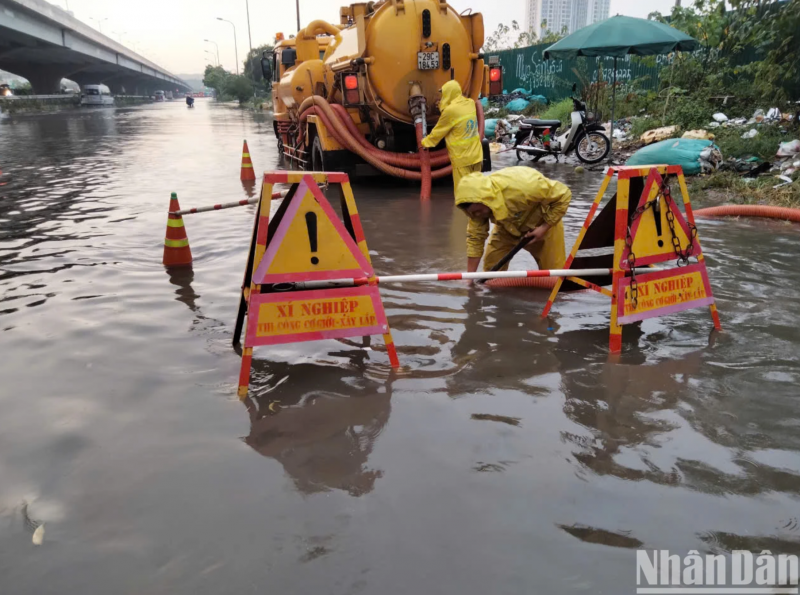 [Ảnh] Người Hà Nội dựng &quot;be bờ, tát nước&quot;, chạy máy bơm để chống ngập sau mưa lớn