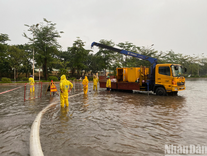 [Ảnh] Người Hà Nội dựng &quot;be bờ, tát nước&quot;, chạy máy bơm để chống ngập sau mưa lớn