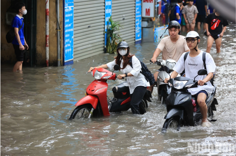 [Ảnh] Người Hà Nội dựng &quot;be bờ, tát nước&quot;, chạy máy bơm để chống ngập sau mưa lớn