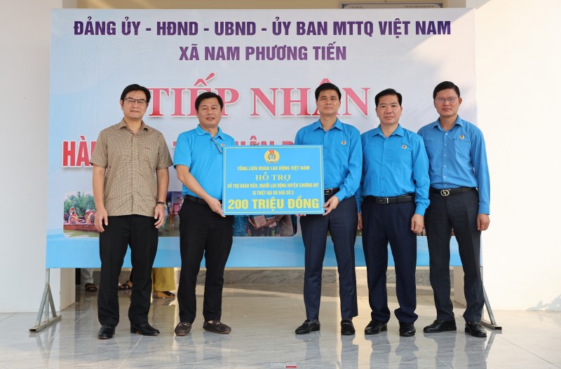 Lãnh đạo Tổng LĐLĐ Việt Nam trao biển hỗ trợ 200 triệu đồng cho đoàn viên, người lao động huyện Chương Mỹ bị ảnh hưởng do cơn bão số 3 (Ảnh: T.L).