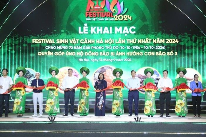 Các đại biểu cắt băng khai mạc festival (Ảnh:T.L).