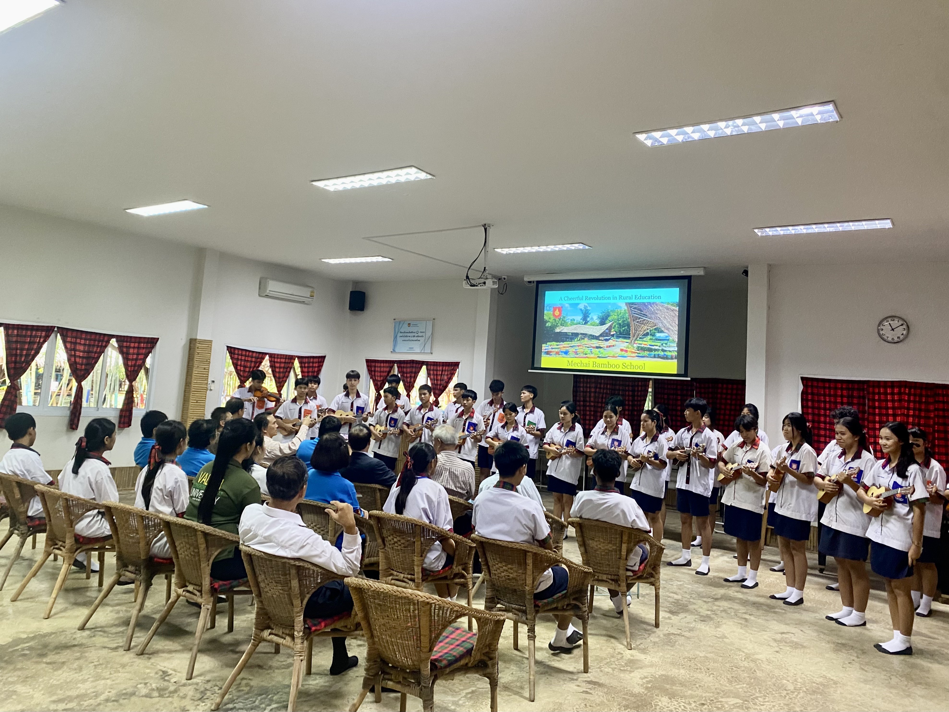 Một số hình ảnh hoạt động của Đoàn tại Trường Mechai Bamboo School.