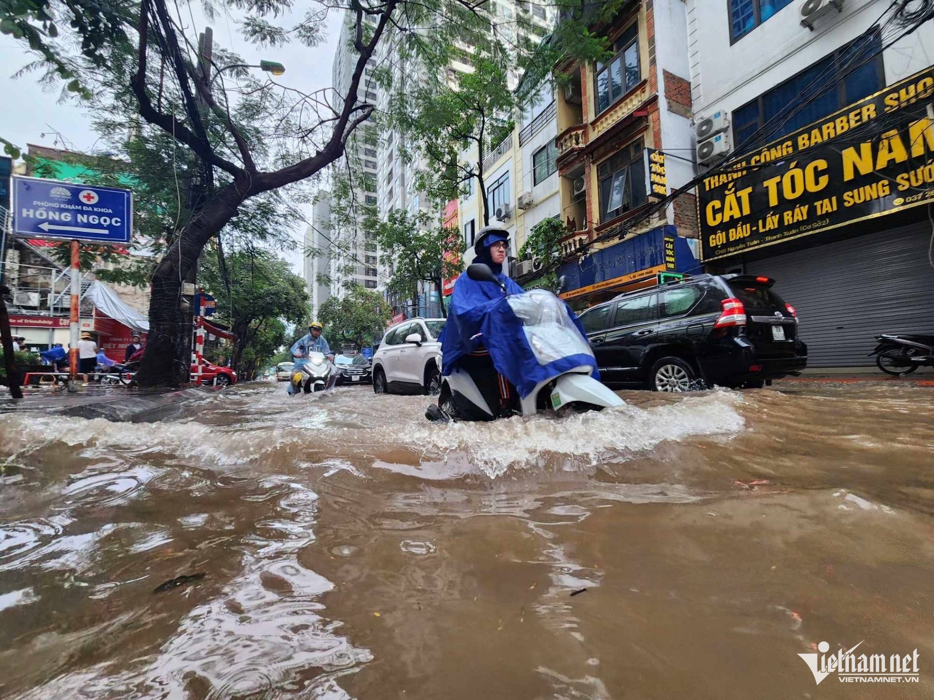 Nhiều tuyến phố Hà Nội ngập sâu sau trận mưa lớn sáng 16/9. (Ảnh: VietNamNet)