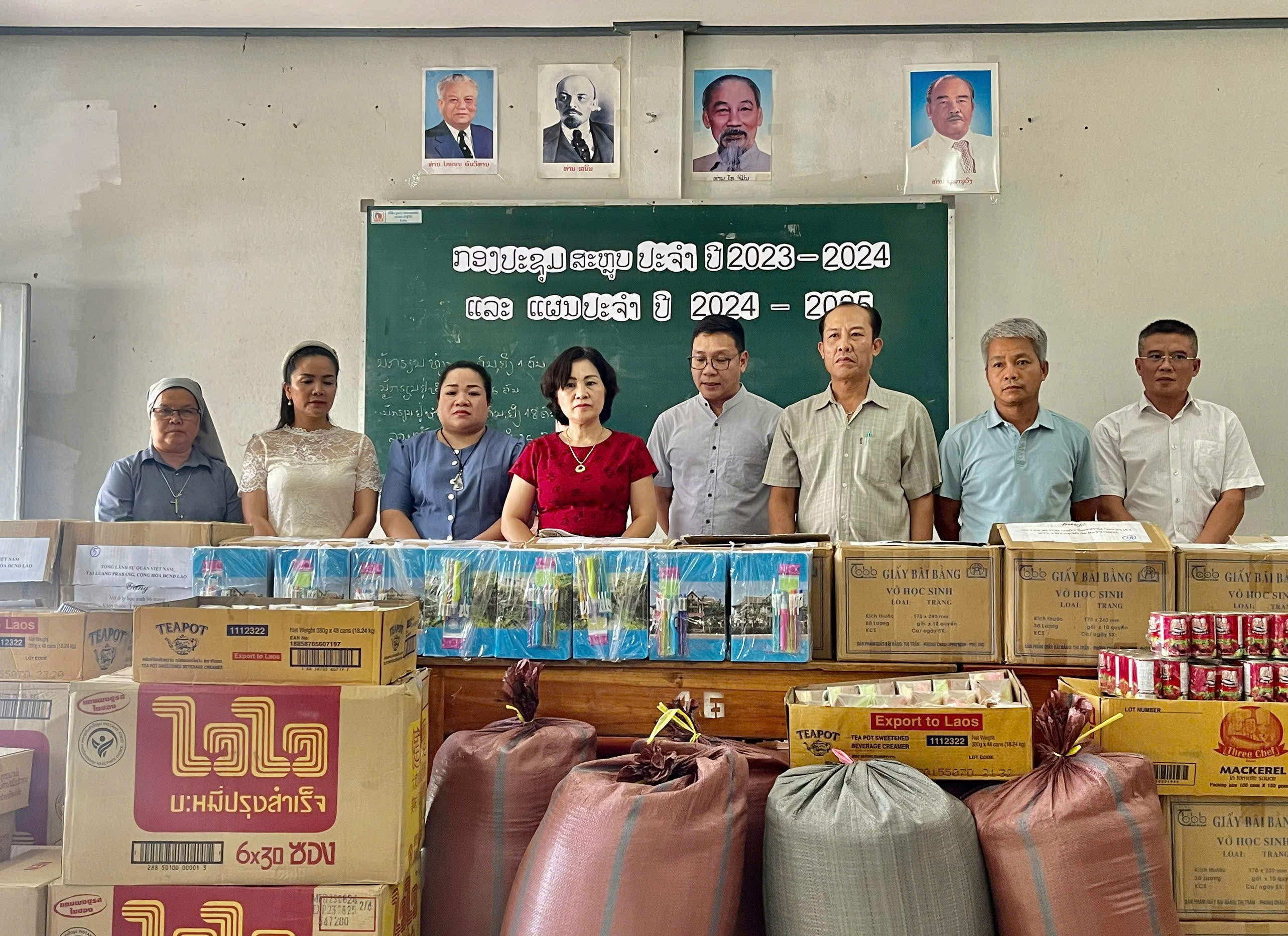 Tặng sách vở, lương thực cho trường Đào tạo người khuyết tật tỉnh Luông-pha-bang (Lào)