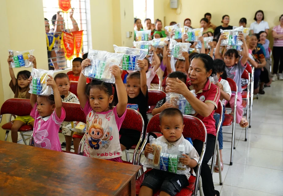 Mang trung thu ấm áp đến trẻ em mọi miền