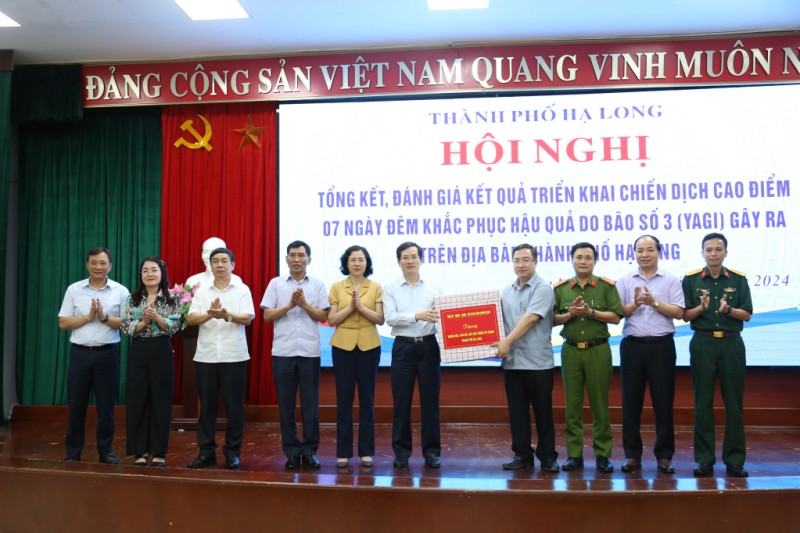 tặng quà động viên cho nhân dân, cán bộ, các lực lượng vũ trang trên địa bàn TP Hạ Long đã tham gia tích cực trong công tác phòng, chống và khắc phục hậu quả của cơn bão số 3 (Ảnh: T.L).