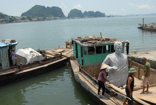 Tượng Titov được vận chuyển ra đảo. (Ảnh: Nguyễn Đăng Phát)