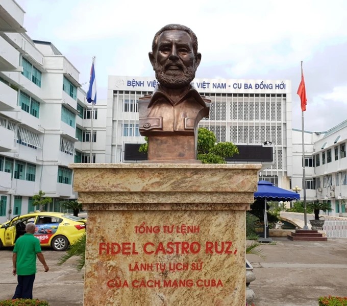 Tượng đài Chủ tịch Fidel Castro trong khuôn viên Bệnh viện Việt Nam - Cuba Đồng Hới. (Ảnh: Báo Sài Gòn Giải Phóng)