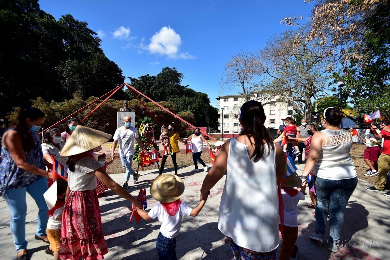 Thiếu nhi Cuba cùng phụ huynh biểu diễn ca ngợi tình hữu nghị Việt Nam – Cuba nhân kỷ niệm 132 năm Ngày sinh của Chủ tịch Hồ Chí Minh (19/5/1890 – 19/5/2022). Ảnh: TTXVN