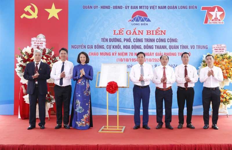 Trong dịp này, quận có 5 tuyến đường, phố được đặt tên gắn với địa danh tại các  phường: Cự Khối; Giang Biên; Phúc Lợi và Ngọc Thụy. Trong ảnh: lãnh đạo thành phố và quận Long Biên chúc mừng đại diện các phường (Ảnh: T.L).