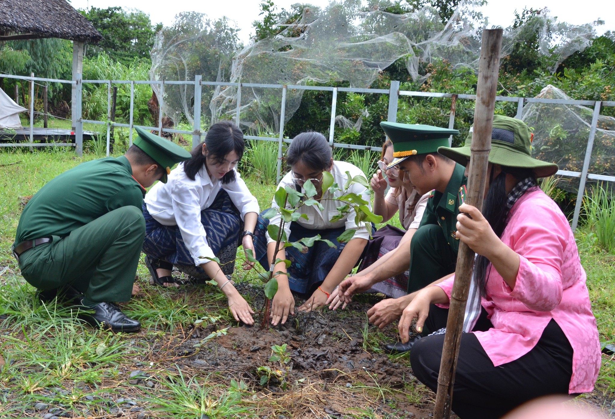 Các sinh viên Lào, Campuchia cùng Bộ đội Biên phòng trồng cây trong khuôn viên Đền thờ Anh hùng liệt sĩ Rừng Sác. (Ảnh: Hội Nông dân TP.HCM)