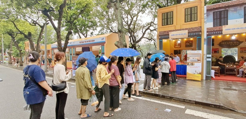 Festival Thu Hà Nội lần thứ 2: Quyên góp gần 300 triệu đồng ủng hộ đồng bào bị lũ lụt Festival Thu Hà Nội lần thứ 2: Quyên góp gần 300 triệu đồng ủng hộ đồng bào bị lũ lụt