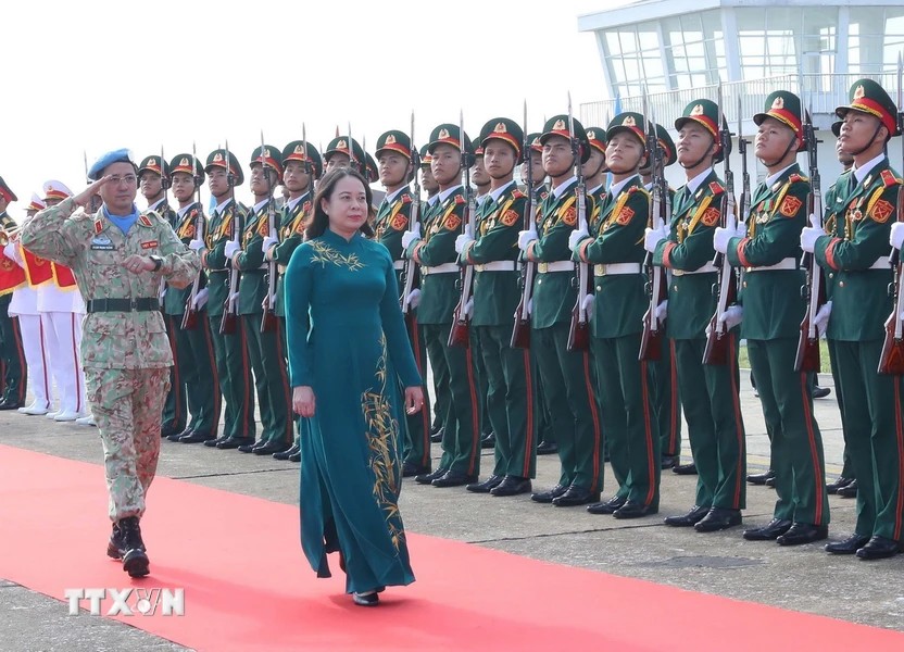 Phó Chủ tịch nước Võ Thị Ánh Xuân duyệt Đội danh dự Quân đội Nhân dân Việt Nam tại lễ xuất quân. (Ảnh: TTXVN)