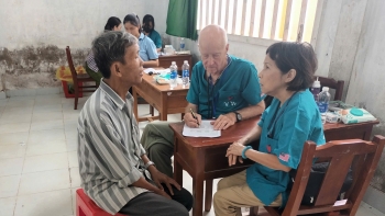 pvf kham chua benh nhan dao tang hoc bong cho hoc sinh ngheo tinh ben tre