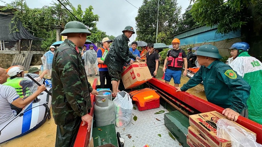 Lực lượng vũ trang tỉnh Yên Bái tiếp tế nhu yếu phẩm cho nhân dân khu vực bị cô lập do mưa lũ. Ảnh: QĐND.