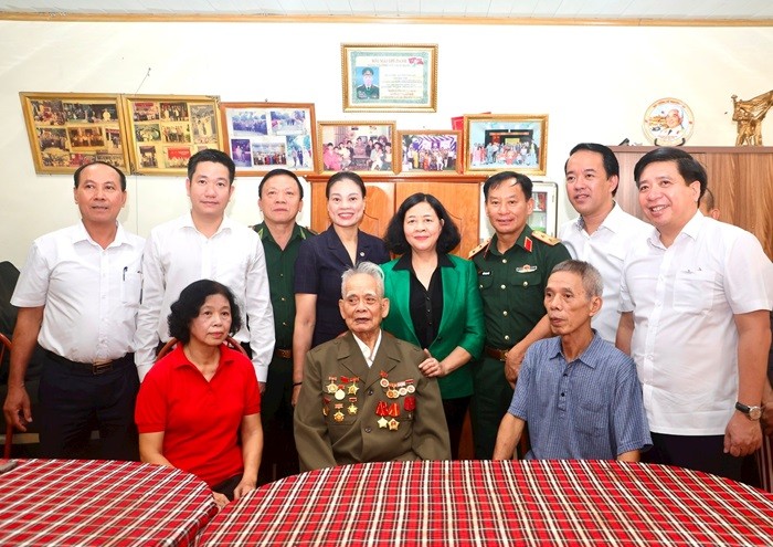 Bí thư Thành ủy Hà Nội Bùi Thị Minh Hoài với cựu chiến binh Nguyễn Văn Lân và gia đình (Ảnh: T.L).