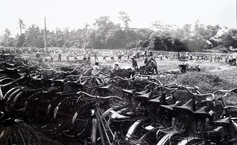 Cải tạo hồ Bẩy Mẫu thành công viên Thống Nhất năm 1958 (Ảnh: Trịnh Hải).