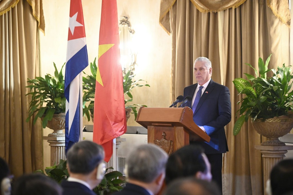 Bí thư thứ nhất Đảng Cộng sản Cuba, Chủ tịch Cuba Miguel Diaz Canel Bermudez phát biểu. Ông cho biết, chuyến thăm của đoàn đại biểu cấp cao Việt Nam lần này mang tính lịch sử, đánh một dấu mốc mới trong quan hệ hữu nghị truyền thống đặc biệt giữa hai nước. (Ảnh: Juventud Rebelde)