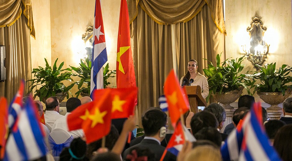 Bí thư thứ nhất của Đoàn Thanh niên Cộng sản Cuba (UJC), Meybis Estévez Echavarría, thay mặt những người trẻ Cuba gửi lời cảm ơn sâu sắc tới lãnh đạo Đảng và Nhà nước Việt Nam đã trao tặng Huân chương Hữu nghị. (Ảnh: Cubadebate)