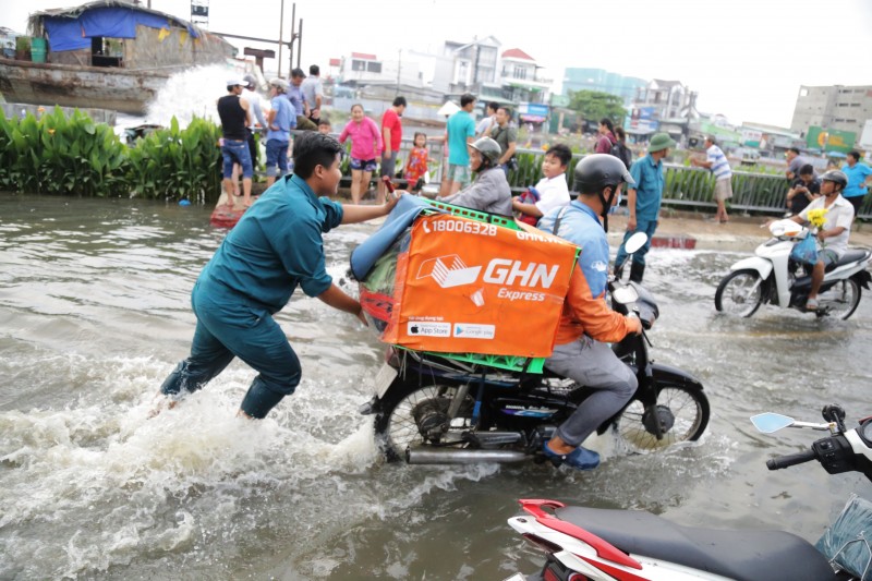 Triều cường tại TP.HCM khiến người lao động ngoài trời rất vất vả mưu sinh (Ảnh minh hoạ)