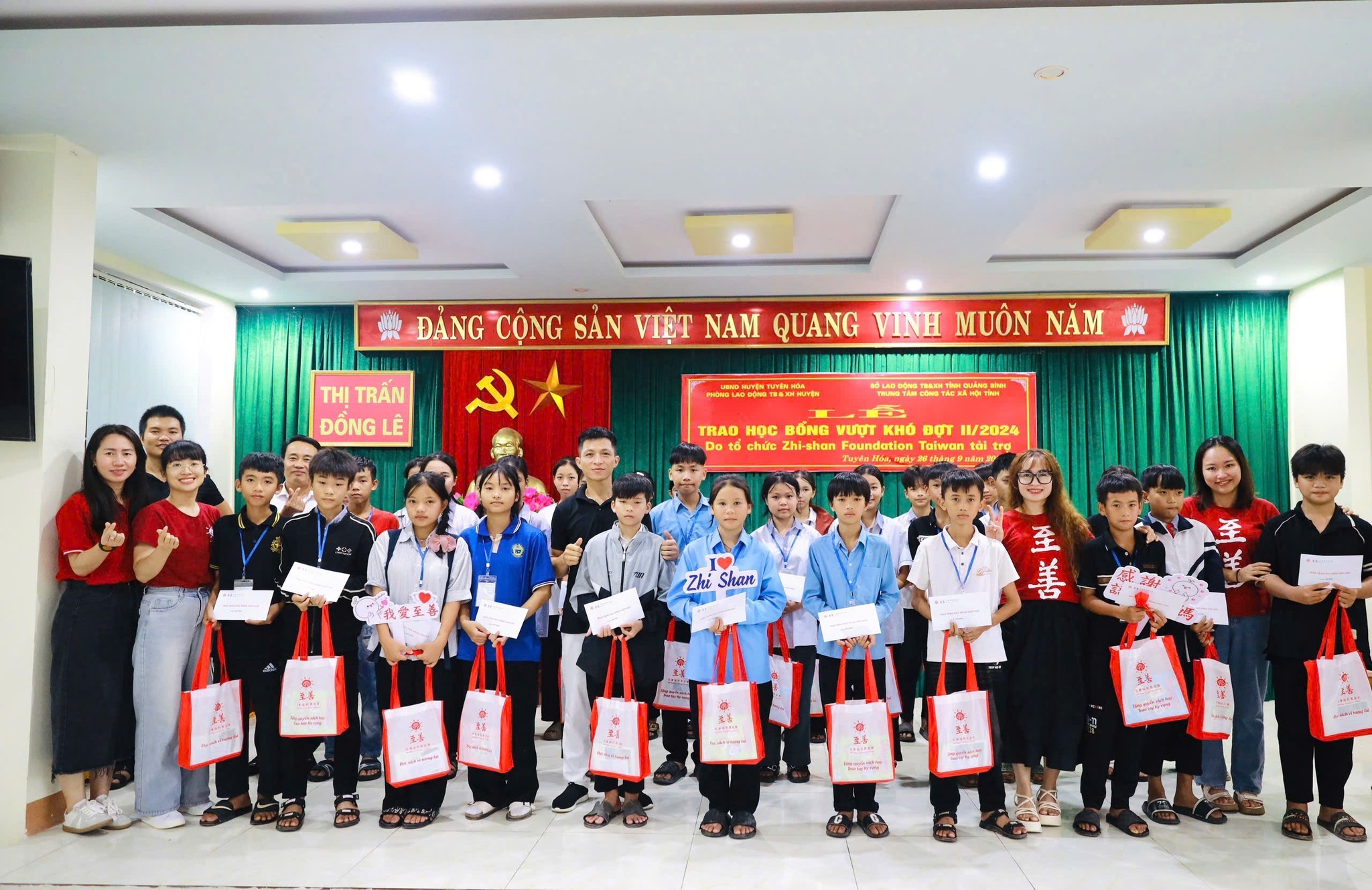 Zhi Shan Foundation trao 705 suất học bổng đợt 2 năm 2024 cho các em học sinh có hoàn cảnh khó khăn tại Quảng Bình. (Ảnh: Zhi-Shan Foundation Vietnam)