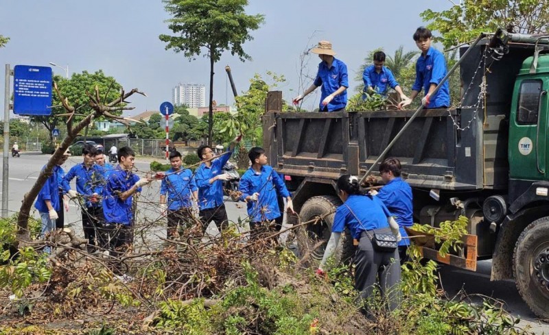 Sinh viên Trường Đại học Sư phạm Hà Nội 2 tham gia hỗ trợ sau bão số 3 (Ảnh: T.L). Sinh viên Trường Đại học Sư phạm Hà Nội 2 tham gia hỗ trợ sau bão số 3 (Ảnh: T.L).