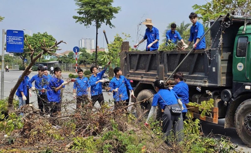 Sinh viên Trường Đại học Sư phạm Hà Nội 2 tham gia hỗ trợ sau bão số 3 (Ảnh: T.L).