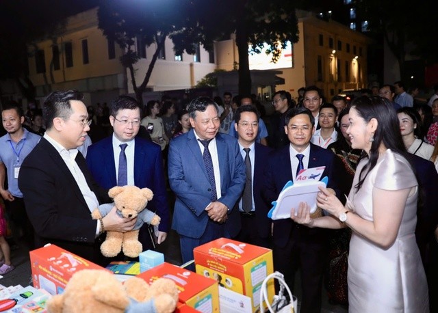 Các đại biểu và khách mời tham quan gian trưng bày sách (Ảnh: T.L). Các đại biểu và khách mời tham quan gian trưng bày sách (Ảnh: T.L).