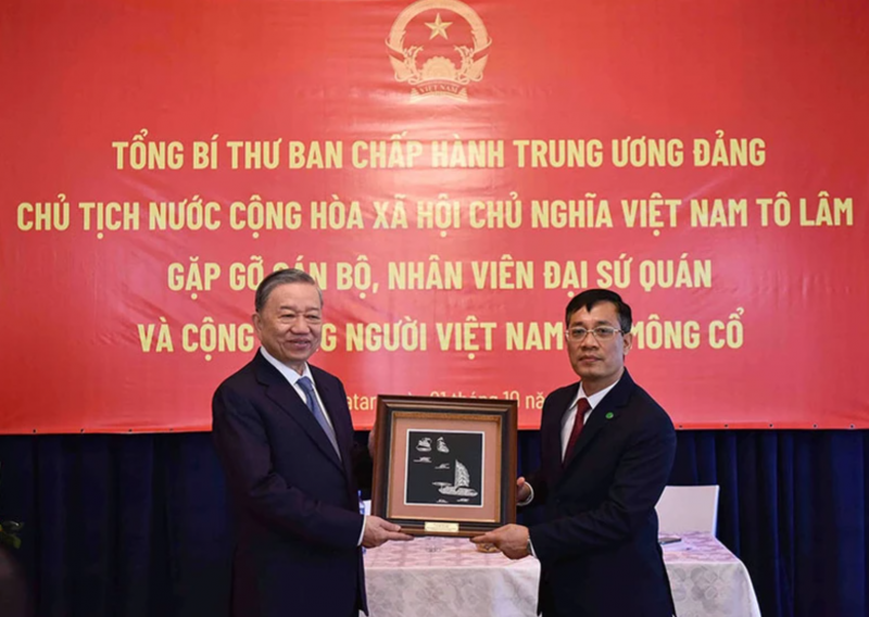 Tổng Bí thư, Chủ tịch nước Tô Lâm thăm, gặp gỡ cán bộ, nhân viên Đại sứ quán và cộng đồng người Việt Nam tại Mông Cổ