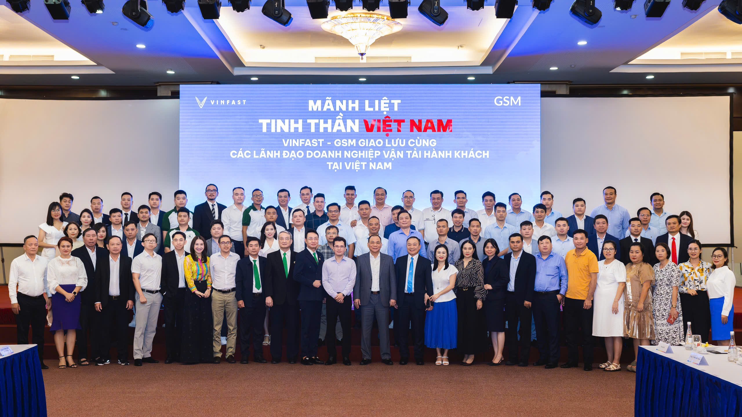 Đại diện Tập đoàn Vingroup, Công ty VinFast và Công ty GSM  trong buổi gặp mặt với các lãnh đạo doanh nghiệp vận tải hành khách Việt Nam - bước tiếp theo trong chuỗi chương trình Mãnh liệt Tinh thần Việt Nam - Vì tương lai Xanh do Tập đoàn Vingroup khởi xướng.