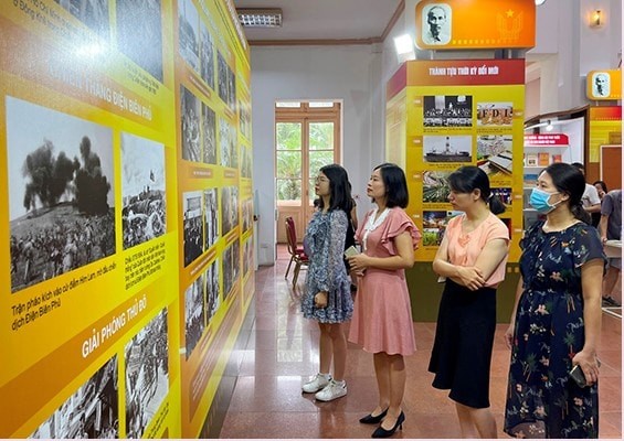Triển lãm sách tại Thư viện Quốc gia Việt Nam (Ảnh: T.L). Triển lãm sách tại Thư viện Quốc gia Việt Nam (Ảnh: T.L).