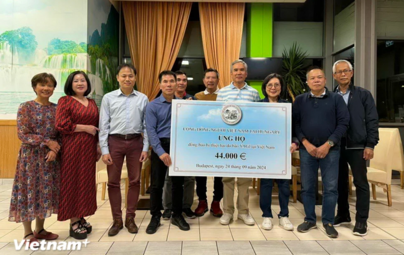 ba con viet kieu tai hungary ho tro 44000 euro cho dong bao bi thiet hai vi bao lu