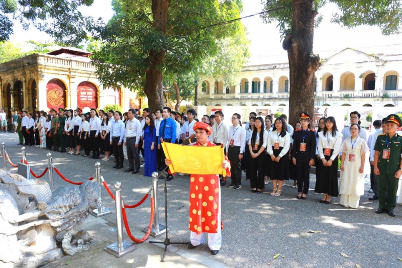 Các thủ khoa dự lễ dâng hương và báo công tại Điện Kính Thiên, Khu di tích Hoàng Thành Thăng Long (Ảnh: T.L).