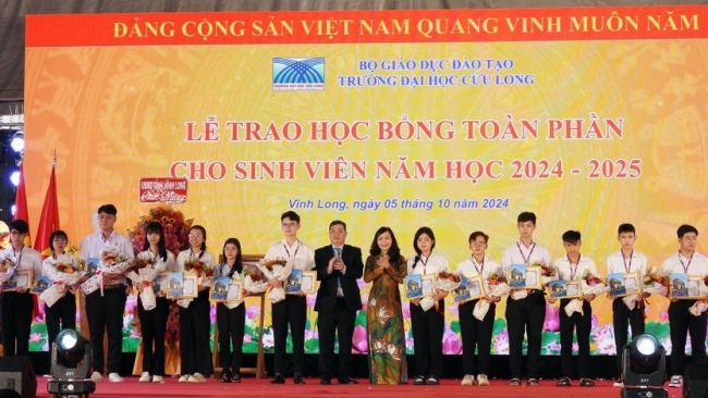 38 tân sinh viên Lào, Campuchia nhận học bổng toàn phần tại Trường Đại học Cửu Long