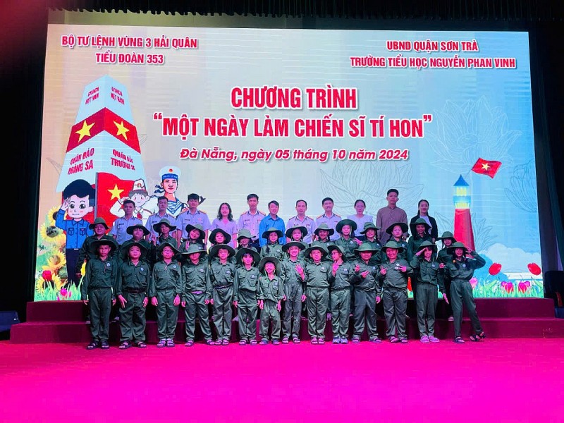 Cán bộ Tiểu đoàn 353, giáo viên học sinh Trường Tiểu học Nguyễn Phan Vinh chụp ảnh lưu niệm tại chương trình.  